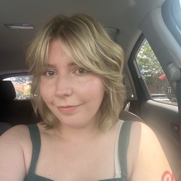 Meet your Posher, Hailey - Picture 1 of 4